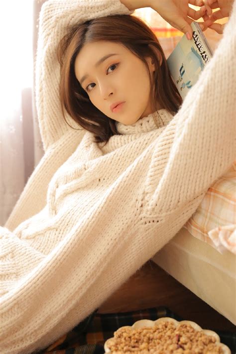 礼炮鸣响，国旗护卫队擎国旗出场！